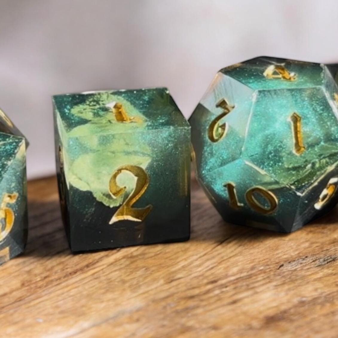 Hidden Luck Authentic Four-Leaf Clover Nature Druid 7 Piece Dice Set DND